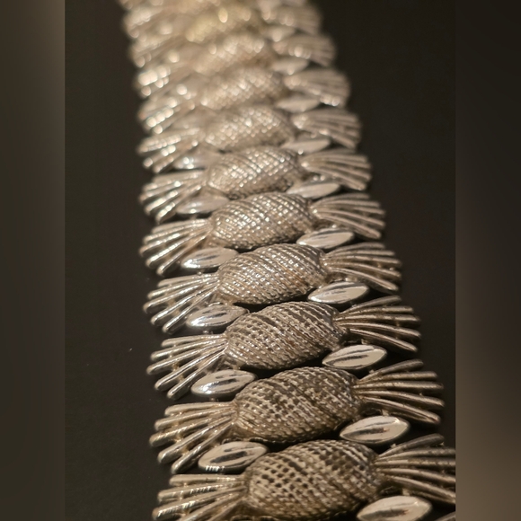 Sarah Coventry Simply Elegant Pineapple Bracelet - Picture 4 of 7